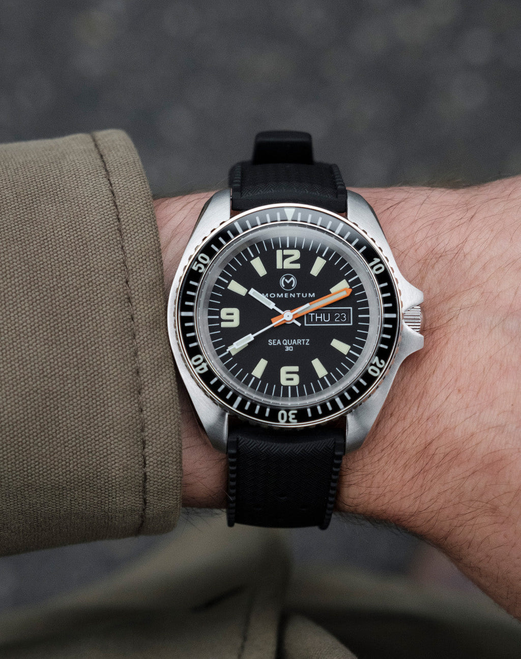 Momentum Sea Quartz 30 - Black Dial