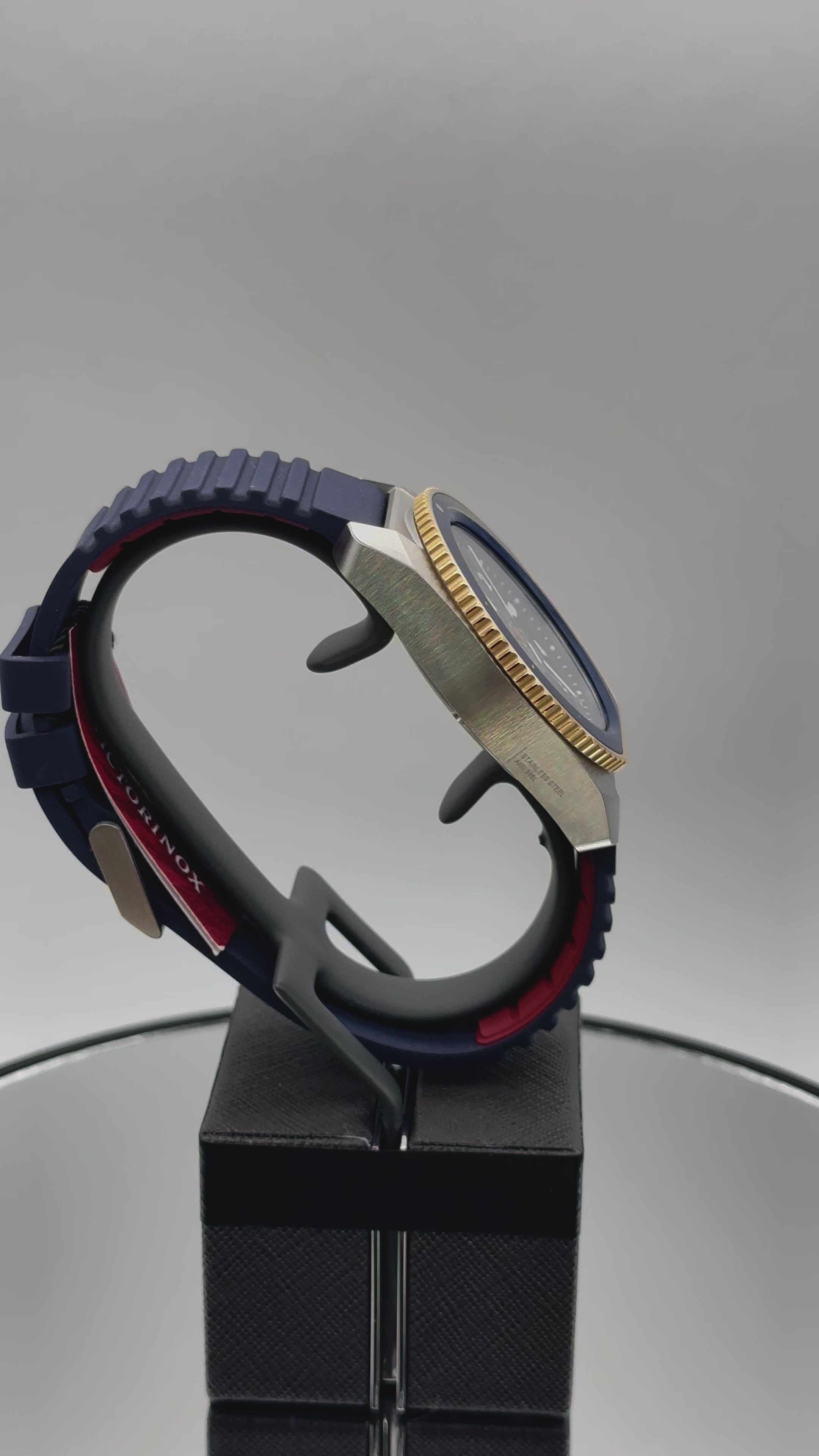 ਵਿਕਟੋਰੀਨੋਕਸ ਘੜੀ - ਜਰਨੀ 1884 - ਬਲੂ ਡਾਇਲ