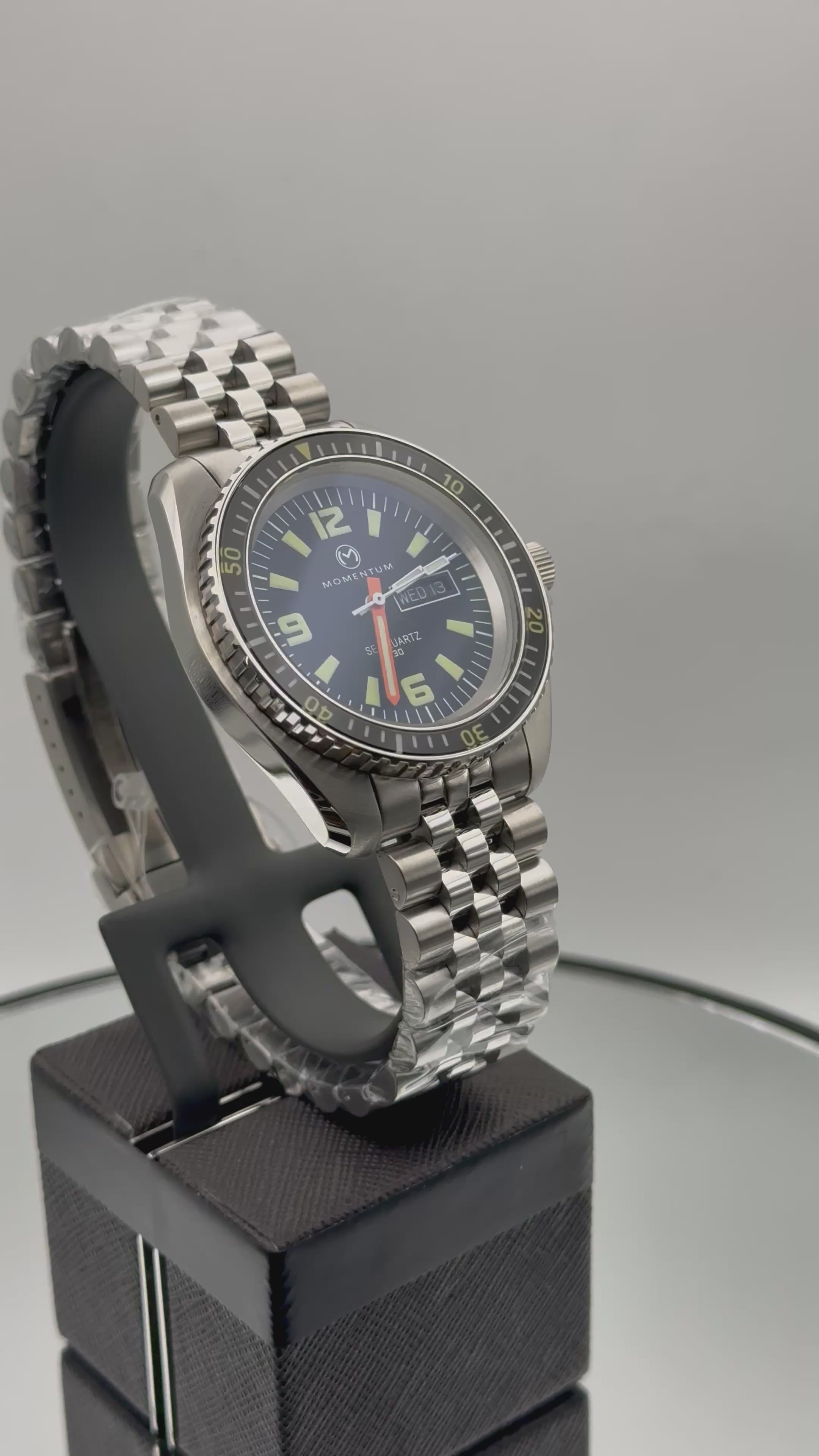 Momentum Sea Quartz 30 - Black Dial