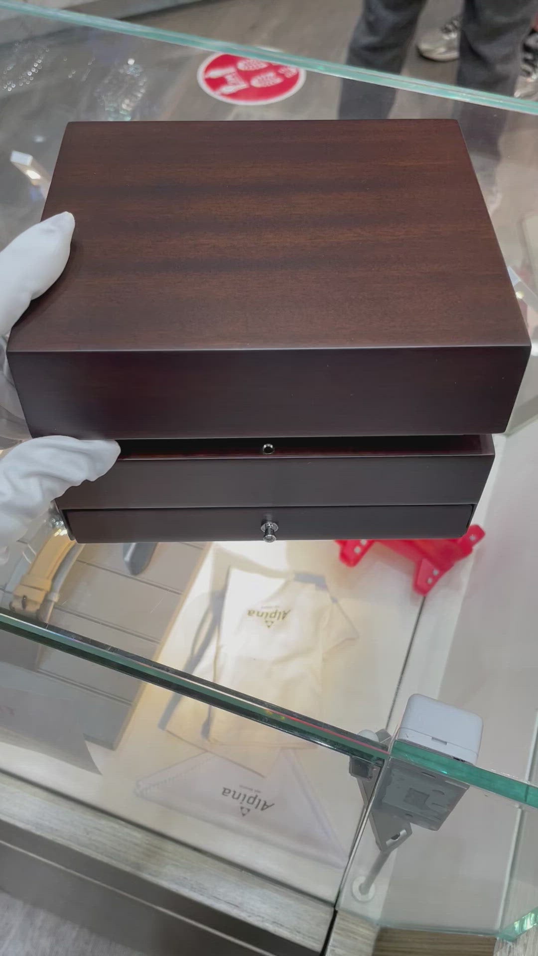 ਫਰੈਡਰਿਕ ਕਾਂਸਟੈਂਟ - ਹਾਈਲਾਈਫ ਮੈਨੂਫੈਕਚਰ - ਵਰਲਡ ਟਾਈਮ 